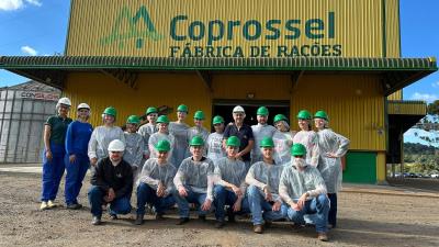 Acadêmicos de Medicina Veterinária da Unicentro visitam a Fábrica de Rações Coprossel